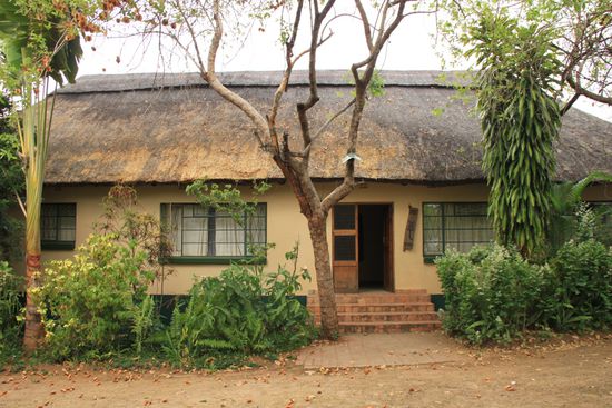 Der Eingang des Drifters Victoria Falls Inn