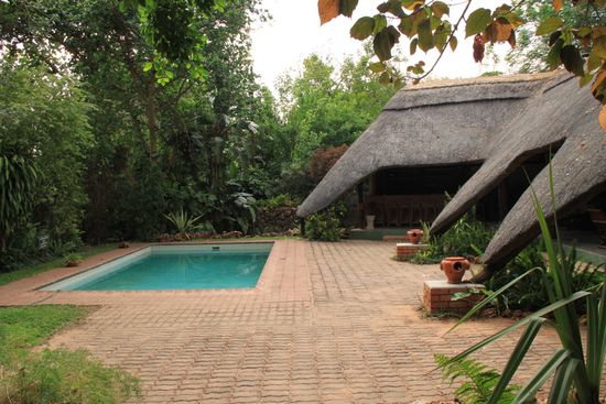 Der Blick zum Pool und rechts der Speisesaal