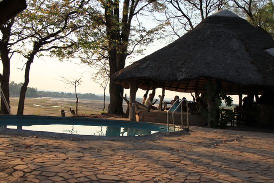 Swimmingpool mit Bar und Relaxzone.