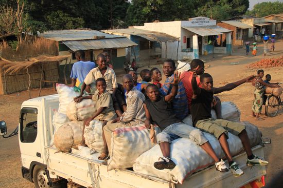 Ein Auto voller junger Männer