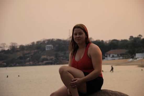 Monia auf dem Felsen