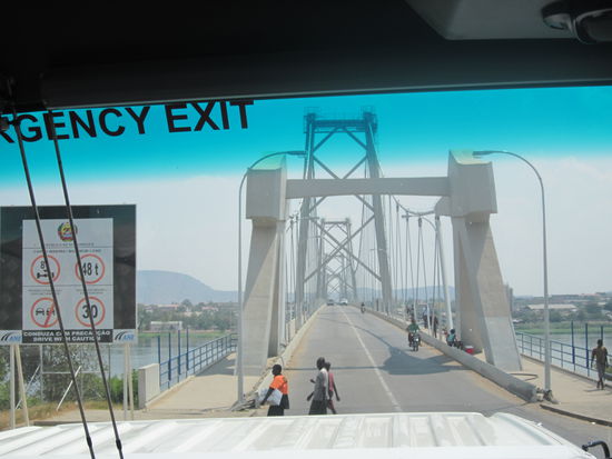 Diese Brücke führt erneut über den Zambezi.