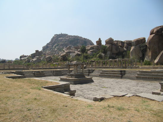 ein ehemaliges Wasserbecken zur rituellen Waschung fuer Pilger
natuerlich mit grandioser Kulisse