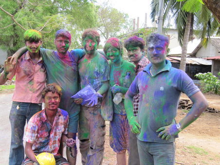 Das indische Farbenfest "Holi" auf Neil Island.
Wir mit Einheimischen. Ich sehe aus wie einer der trop. Fische, nur hässlicher!