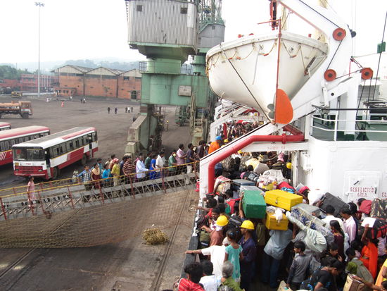 So sieht es in Indien aus, wenn irgendwie neue Fahrgäste zusteigen dürfen, aber die angekommenen Reisenden noch nicht ausgestiegen sind. Dann nennt man das einfach "easy trouble".