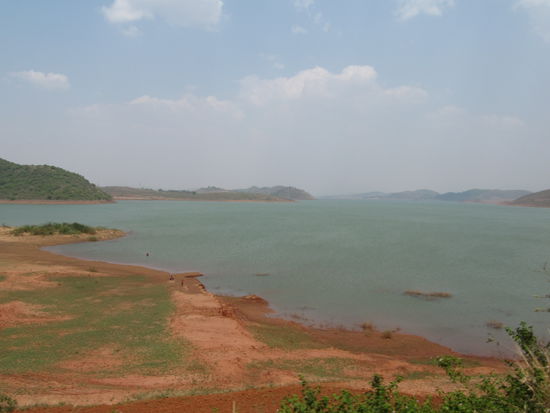 Beim vorbeifahren sind Stauseen auf der Hochebene in Chattisgarh, mit einem Blick aus dem brütend heißen Ofenfenster des Zuges, eher eine Erfrischung für das Auge.