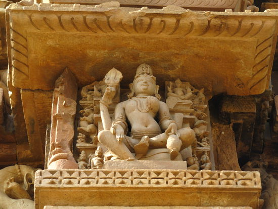 Hier die einzige Statue von Lord Shiva, in der er das weibliche und männliche Geschlecht zugleich verkörpert.