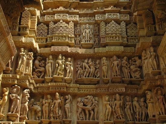 Die in einer Epoche der künstlerischen Kreativität entstandenen erotischen Tempel um 900 bis 1100 n. Chr. der Chandela Dynastie.