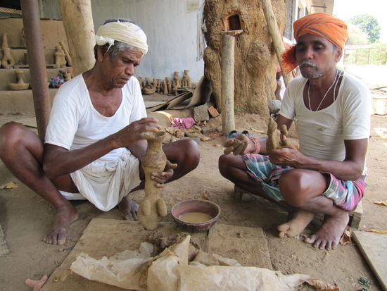 Die Formen werden aus einer Mischung aus Reisspelz und Sand aus Termitenhochhäuser gefertigt und dann im Holzfeuer gebrannt.