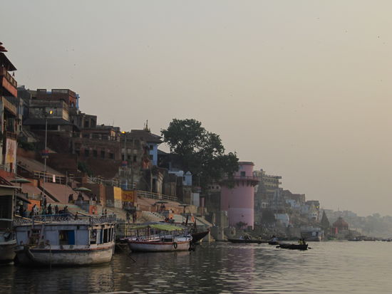 Varanasi am Morgen um 5.30 Uhr. Aaah, da ist noch alles ruhig und  die Luft ist erst ueber 30 Grad kuehl...