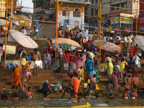 Hindus beim rituellen Morgenbad um 6 Uhr 30. Man soll sich mit dem Gangeswasser reinigen und es sogar trinken, um sich von den eigenen Suenden innen und aussen frei zu waschen.
