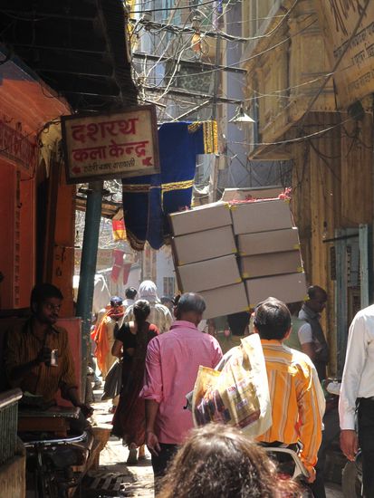Und jetzt stellt man sich noch die hundert Motorraeder oder Fahrradrikschas vor, die durch die Menschenmassen durchdraengeln!