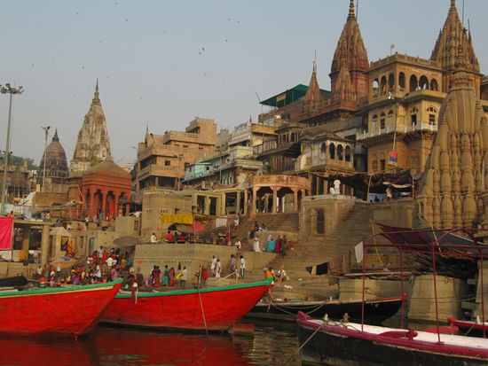 Und viele Tempel an den sogenannten Stufen zum Ganges, den "Ghats".