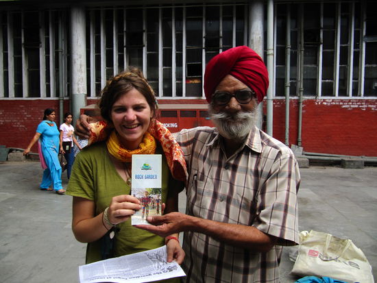 Mire mit Narinder Singh beim Broschüre hochhalten... Er hatte irgendwie die Tasche, ganz rechts im Bild, voller Papierbeilagen?
