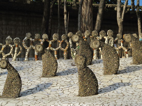 Zerbrochene Fliesen und mit einem Kleid aus Kieselsteinen sollten viele der Figuren durch die Regierung verkauft werden. Sie wurden durch Protest nicht zur Wanderschaft gezwungen.