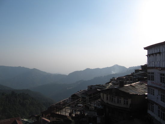 Hauptsitz der Himachal Pradesh Verwaltung. Endlich sind richtige Berge am Fuss des westl. Himalaya zu sehen und die Temperaturen!