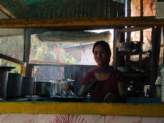 Mmmhhh, gebratenes gefülltes Parantha mit Joghurt zum Frühstück!
Nein nicht die Koechin! Das flache Ding auf der Bratpfanne! 