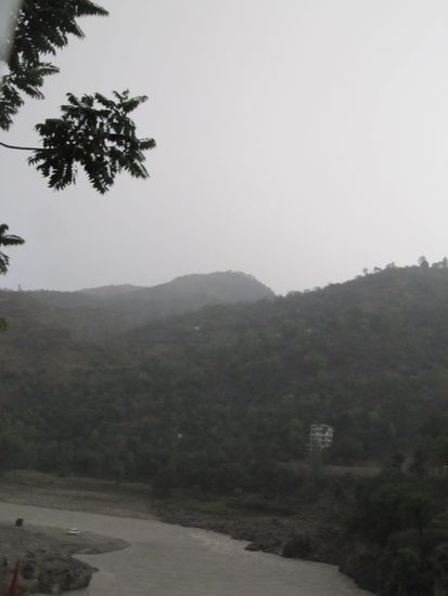 Endlich regnet es mal richtig! Der Sultje sieht auf dem Bild zwar ruhig aus, er ist jedoch zum Rafting ein gefundener reissender Fluss mit eiskaltem Wasser! Die Schwefelquellen machen einem dann aber wieder warm.