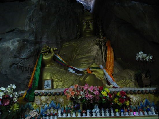 Padmasanbhava in seiner Höhle.