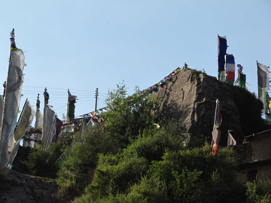 Jede Menge Gebetsfahnen um die Pilgerhöhle des Padmasanbhava.
