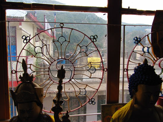 Aus einer Gompa heraus, die inmitten des Ortes steht.