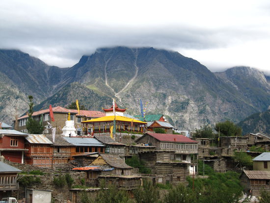 Das Dorf Kalpa oberhalb von Rekong Peo, der Hauptstadt von Kinnaur Tal. Eine Gompa schmiegt sich neben einem alten hinduistischen Tempel, vor dem zugedeckten Kinnaur Kailash als Bergkulisse im Hintergrund.