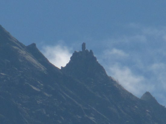 Ein natürlicher Monolith neben dem Kinnaur Kailash Gipfel, der von Hindus als ein göttlicher Shivalingam verehrt wird.