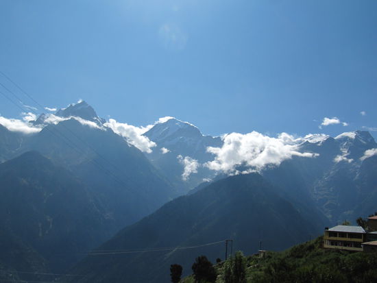 Links Jorkanden und in der Mitte der bewölkte Kinnaur Kailash.