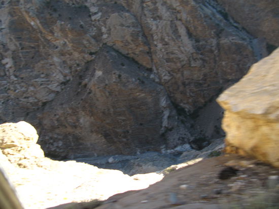 Der graue Streifen unten ist der Spiti Fluß, der sich durch 100m senkrechte Felswände frisst. 
Bei ungebremsten 60km/h vom Bus an der gewundenen bröselnden  Straße entlang, ein beruhigender Anblick!