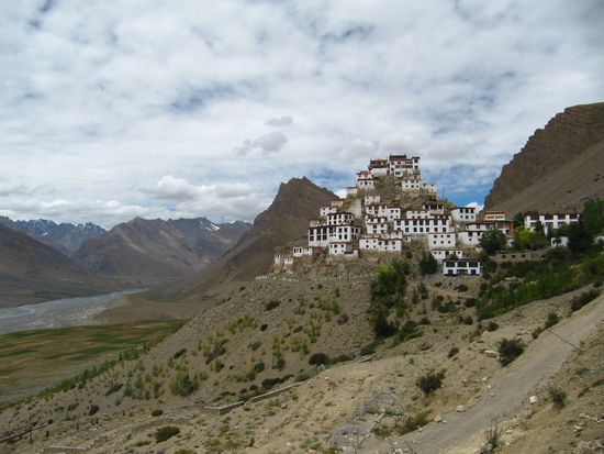 Das buddhistische Kye (sprich: Ki) Kloster. Zusammen mit Buddhistischen Mönchen kann man um 7 Uhr Morgens eine Frühstücks, Gebetsrunde mit Chai und tibetisch gesalzenem Buttertee und Champa (Roggenmehl mit Buttertee vermengt) mitmachen. Das macht fit für den Tag!