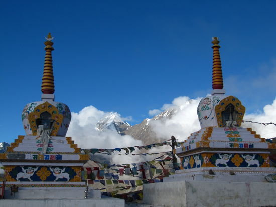 Am höchsten Punkt des Kunzum La Passes auf 4551m Höhenmeter stehen Stupas bei denen die wackeligen Linienbusse eine kurze Pause nach einer gefährlichen Fahrt einlegen, damit gläubige Passagiere Gebetsschal und -flaggen hinterlassen und beten.