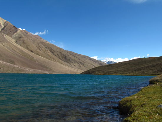 Der Chandra See auf 4270m. Echt einladend zum schwimmen, jedoch bei dem derzeitigen Wind nicht nur im Wasser, sondern auch außerhalb stehen einem die Fußnägel nach oben!
