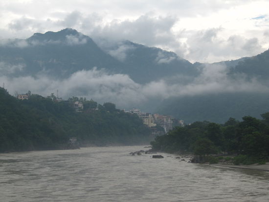Verregnetes Rishikesh am heiligen Ganges