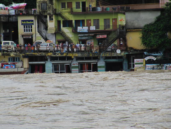 Die Kraft des mit Monsunregen gefüllten Ganges, spült so manche Touristen aus den Uferrestaurants (dass die Vorhänge dabei gewaschen werden, ist nur zum Vorteil der Gäste),...