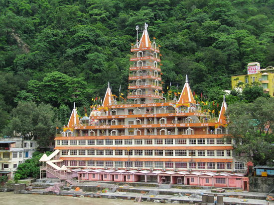 Nein kein Palast. Ein Ashram für Schüler des Yoga und Ähnlichem.
