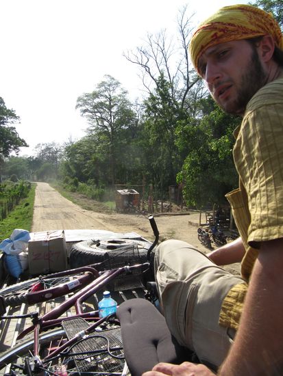 Über Dschungelpisten auf dem Dach eines nepalesischen Busses zu reisen ist wirklich sicher??? 
Ja es ist sicher und bei großer Hitze angenehmer. Man muss nur niedrige Äste und Stromkabel ausweichen, bevor man von diesen runtergeworfen wird!