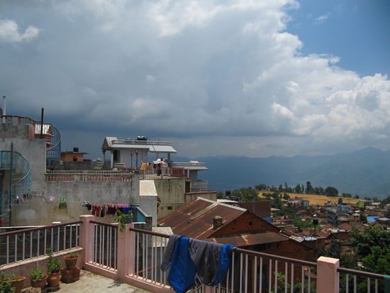 Dachwohnung inTansen. 
Das große braune Feld unten rechts, ist ein Bergplateau für anschauliche Cricketspiele und Tricks mit dem Moped.