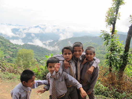Schüler auf dem 1 Std. Weg zu Fuß zur Schule in Tansen.