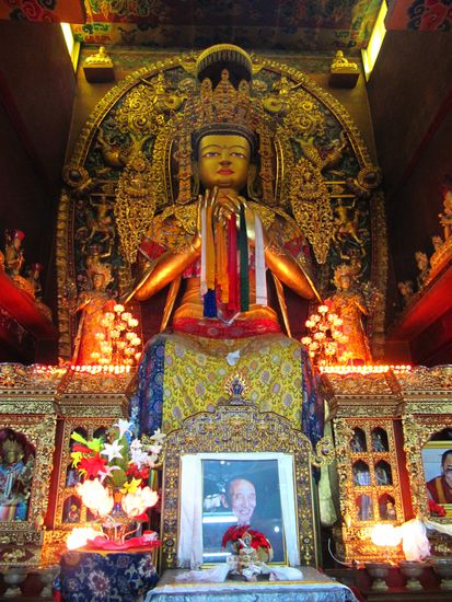 Buddha in einem Kloster am berühmten Boudhanath persönlich. Rechts aussen habe ich leider Dalai Lama nicht mehr auf das Bild bekommen. Entschuldigen sie bitte, ihre Heiligkeit...