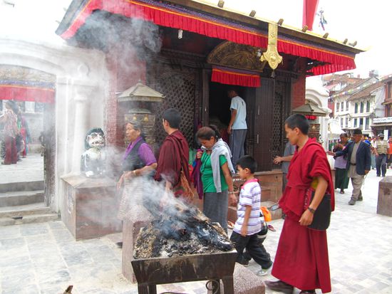 Also Räucherstäbchen sind nur für einen Raum gedacht. Um einen ganzen Platz mit duftendem Weihrauch zu füllen, sind schon ein paar Schaufel von natürlichem Räucherpulver nötig!