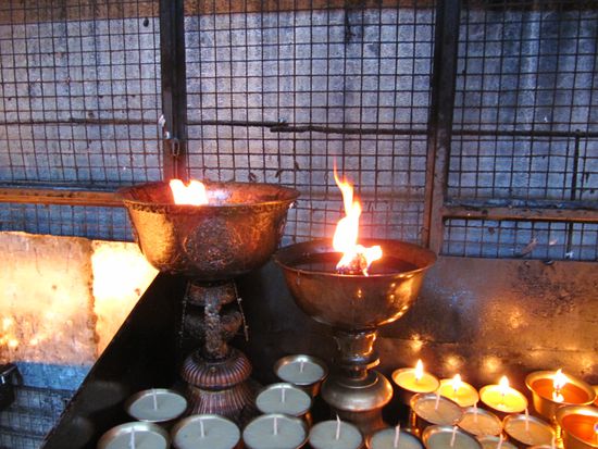 Butterkerzen. In dem Raum waren neben diesen paar tausende dieser Lampen und ein Duft von verbranntem Milcherzeugnis, sowie ungefähr 50 Grad Brezn Aufbacktemperatur...Apetitt erzeugend
