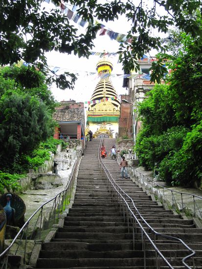 Eine Art "Stairway to heaven" zur Swayabunath Stupa auf einem hübschen Hügel. Am Ende werden die Stufen höher und herausfordernder (was so manch einen an eigener Einschätzung taumeln lässt)