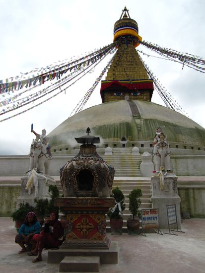 Die berühmte Boudanath Stupa in Kathmandu. Davor: Ein Brotbackofen mit Bäckern oder so... Ohne, aber auch mit, Touristenführer bist eben nur am raten und rätseln!