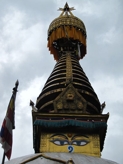 Buddha Stupa. Die Augen der Erleuchtung... 
Was für mich ein wenig wie im unnüchteren Zustand aussieht. Das kann einem Westler auch passieren, wenn man zulange vor dem rituellen Räucherhaufen die Essenzen einatmet.