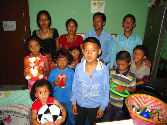 Die Verantwortlichen (hinten) und die quirligen Kinder mit dem von Alex aus Belgien und mir gespendeten Spielzeug (neben der Tafel und Carromboard http://en.wikipedia.org/wiki/Carrom), über das sie sich richtig gefreut haben.