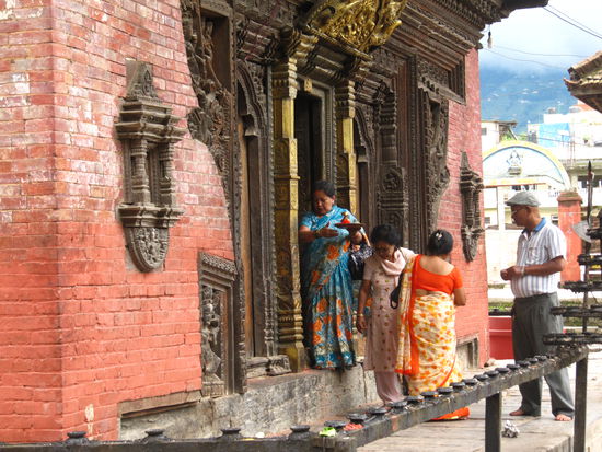 Die tägliche Morgenputja (Gebet mit Opfergaben) am Devi Tempel im oberen Kathmandu