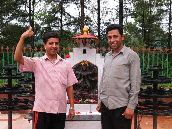 Syam und S.P. die beiden freundlichen und religiösen Wilden aus dem Dorf Sankhu.