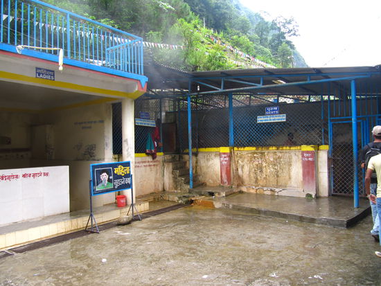 Das Badehaus in Tatopani Tal. Tatopani bedeutet "heißes Wasser" und dort sprudeln 44°C heiße Quellen aus den Bergspalten. Echt angenehm wenn man einen Wadelkater hat. 
Man bemerke den rechten Käfig für das Männer- und den kleinen Linken im Eck für das Frauenschwimmbecken.