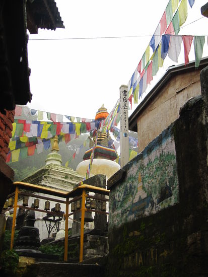 Namobuddha, mit regnerischen Willkommen die Gebetsmühlen für ein besseres Wetter gemühlt. Und siehe da am nächsten Tag: der Monsun macht Pause!