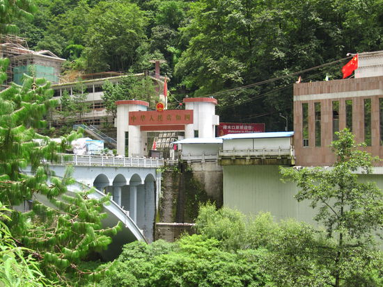 ...und gegenüber die moderne chinesische Grenze mit der entsprechenden "Freundschaftsbrücke".